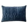 Coussin bleu avec coutures géométriques